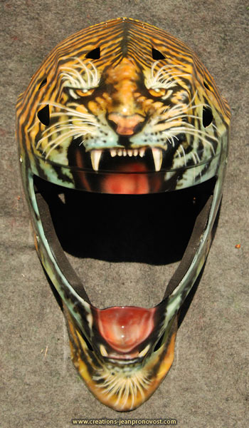 Casque de hockey décoré d'une tête de tigre peinte peinte au   airbrush