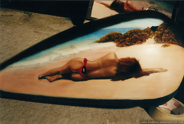 Réservoir de Harley avec femme nu sur la plage peint au airbrush