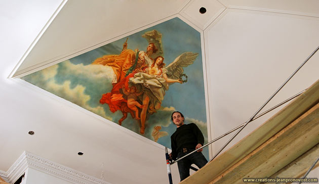 L'artiste peintre Jean Pronovost sur un échafaud devant la murale qu'il a peint au airbrush