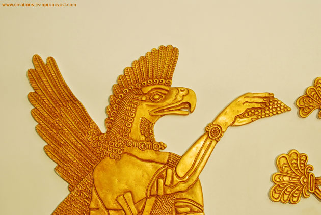 Sculpture en bas relief d’inspiration assyrienne