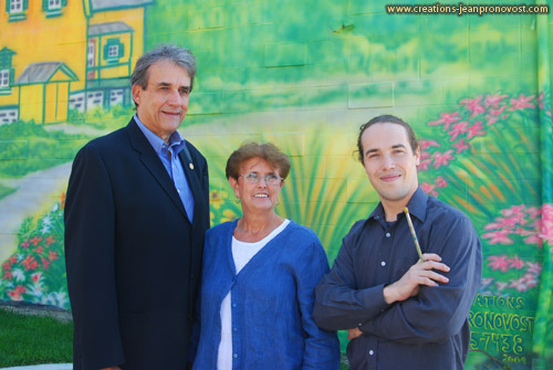 Le muraliste Jean Pronovost, la peintre Colette Godbout et le maire de ST Bruno pose ici devant la murale extérieure.