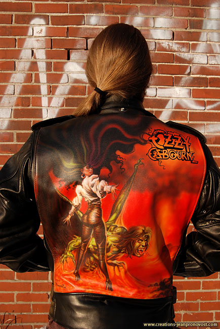 Peinture au airbrush sur manteau de cuir - Ozzy Osbourne, « The   Ultimate Sin »