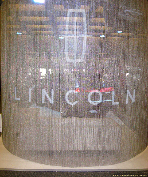 Logo de Lincoln réalisé à l’aérographe sur les rideaux de bille