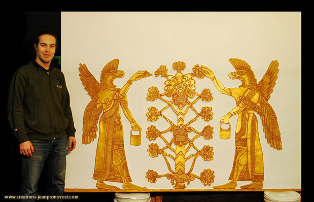 L'artiste peintre et sculpteur québécois Jean Pronovost devant sa reproduction de sculpture bas-relief assyrien.