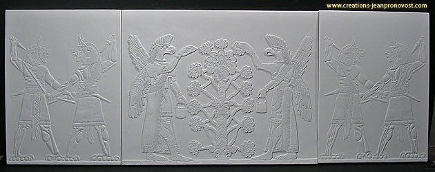 La reproduction de sculpture assyrienne dans le contexte d'un tryptique inspiré de l'art d'anciennes civilisations.