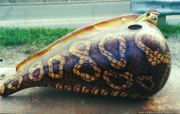 Réservoir d'Harley Davidson avec peau de serpent peint au   airbrush