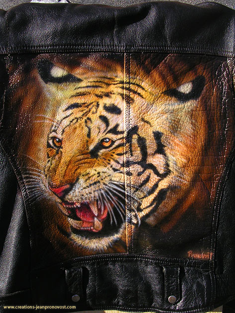 Tigre peint au air brush sur un manteau de cuir