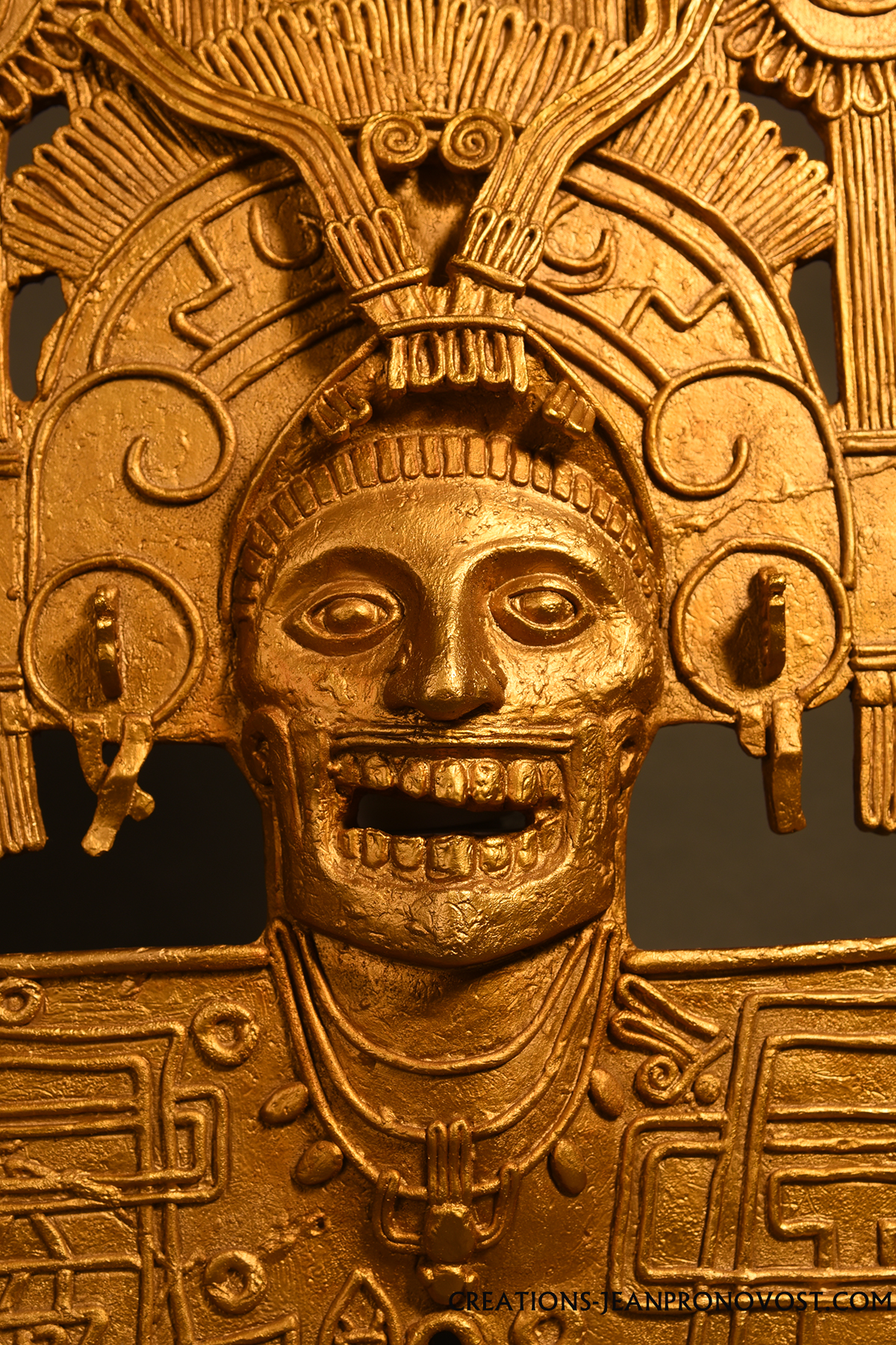 Sculpture maya Micltantecuhtli en or en détail